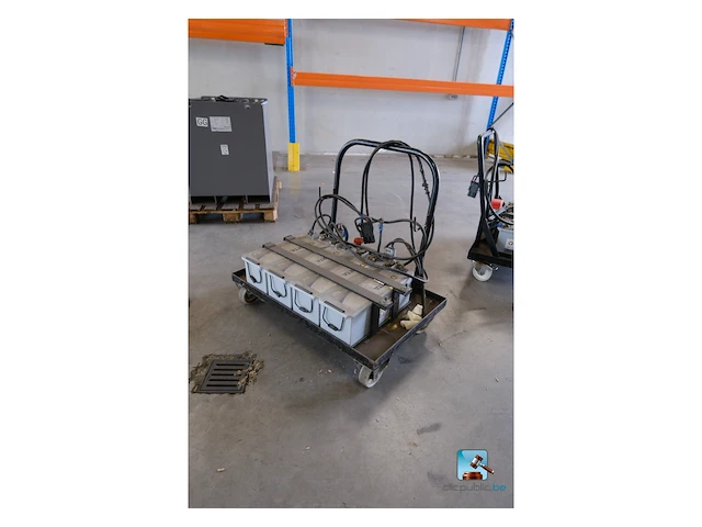 Set accu’s op een trolley - afbeelding 1 van  4