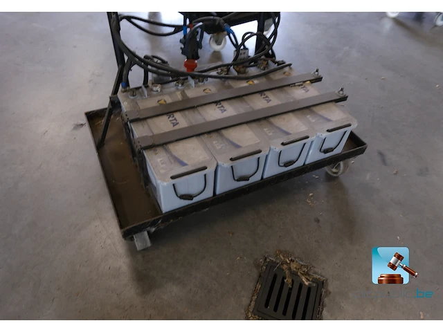 Set accu’s op een trolley - afbeelding 2 van  4