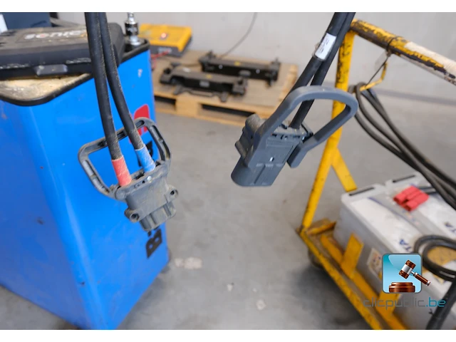 Set accu’s op een trolley - afbeelding 6 van  7