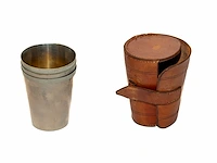 Set antieke ineenpasbare metalen reisbekers in...