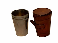 Set antieke ineenpasbare metalen reisbekers in... - afbeelding 2 van  3