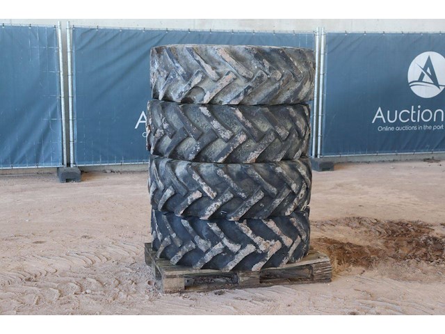 Set banden goodyear 15.5/80-24 - afbeelding 1 van  1