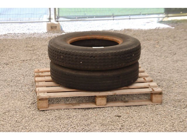 Set banden michelin 8.25r20 (marge) - afbeelding 1 van  1