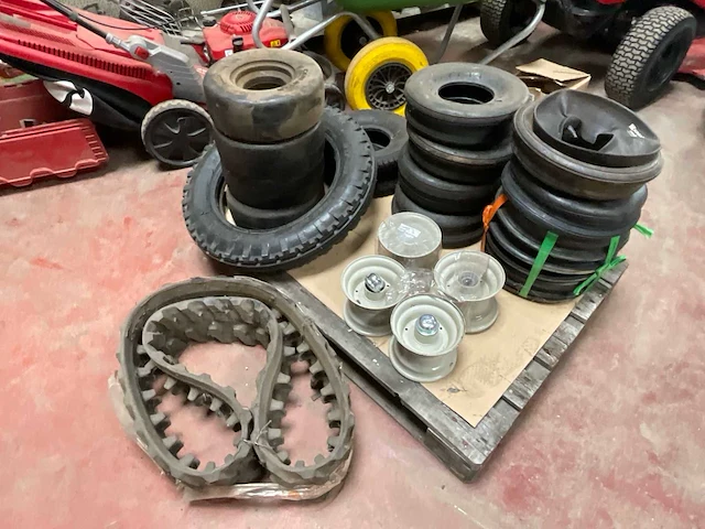 Set banden, velgen en rubberen rupsbanden – gemotoriseerde teelt / kleine landbouwmachines - afbeelding 1 van  8