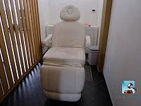 Set bestaande uit een elektrische fauteuil en een lage kast