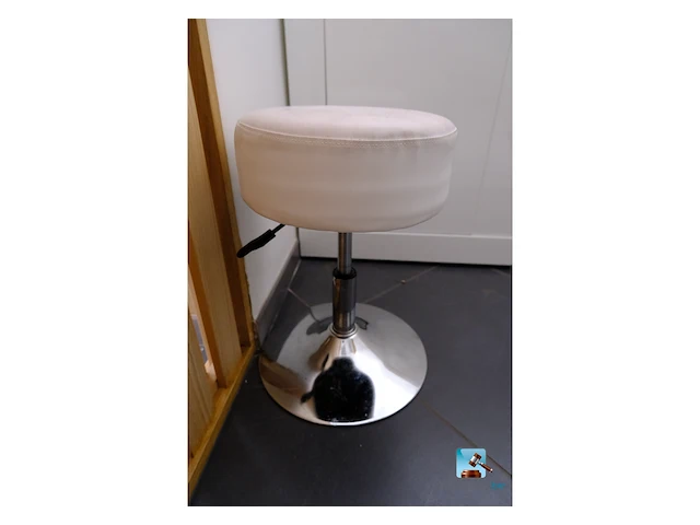 Set bestaande uit een elektrische fauteuil en een lage kast - afbeelding 8 van  11