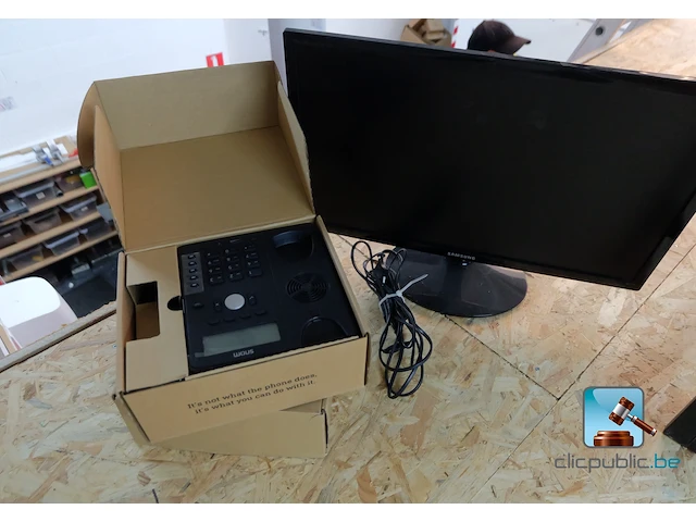 Set bestaande uit een scherm en telefoons - afbeelding 1 van  7