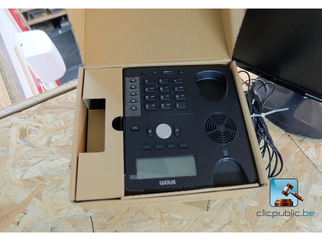 Set bestaande uit een scherm en telefoons - afbeelding 2 van  7