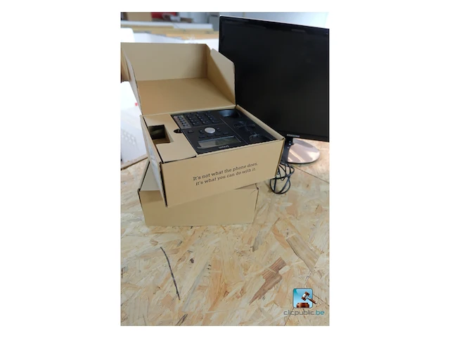 Set bestaande uit een scherm en telefoons - afbeelding 3 van  7