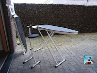 Set bestaande uit strijktafels en een kruk