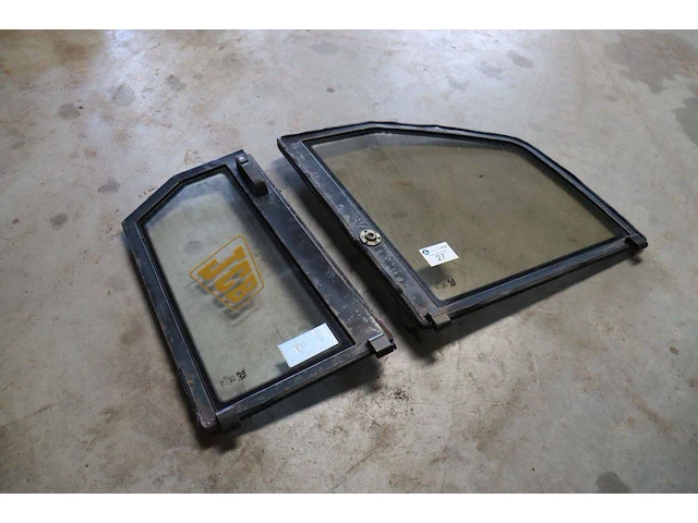 Set cabinedeurdelen voor jcb 537-135 verreiker - afbeelding 1 van  1