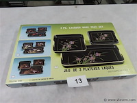 Set gelakte plateaus