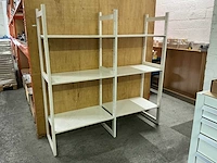 Set houten opbergrekken