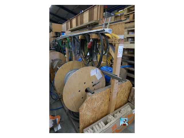 Set kabelhaspels met elektriciteitskabels - afbeelding 1 van  10