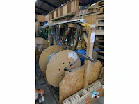 Set kabelhaspels met elektriciteitskabels