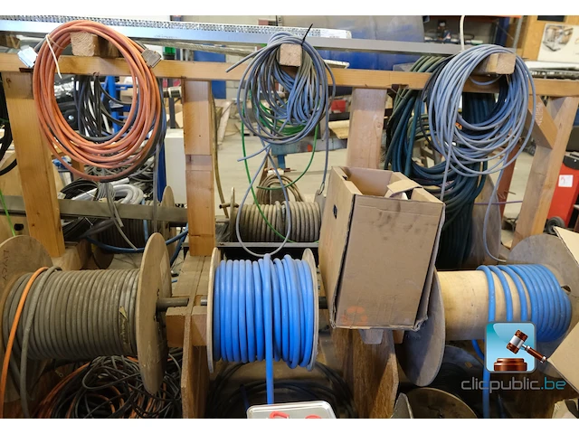 Set kabelhaspels met elektriciteitskabels - afbeelding 5 van  10
