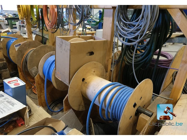 Set kabelhaspels met elektriciteitskabels - afbeelding 6 van  10