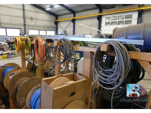 Set kabelhaspels met elektriciteitskabels - afbeelding 7 van  10