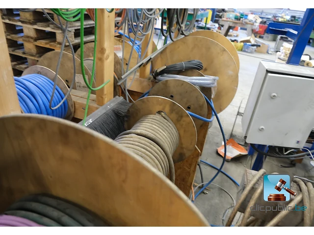 Set kabelhaspels met elektriciteitskabels - afbeelding 10 van  10