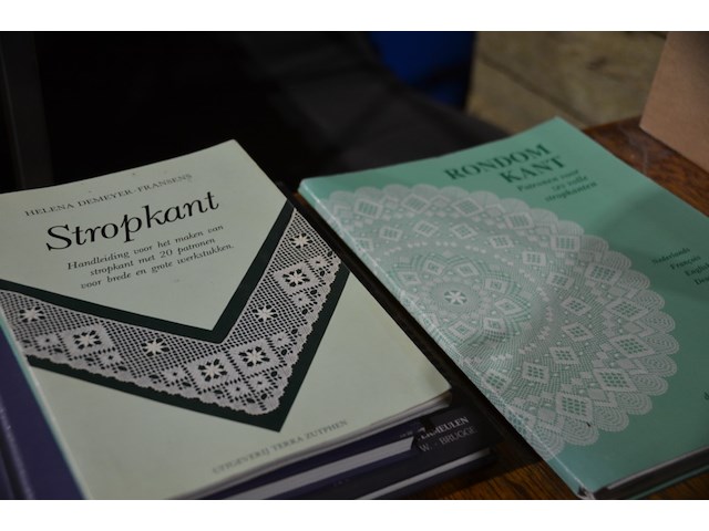Set kant maken en kantenklossen boeken, staaltjes, voorbeelden etc. - afbeelding 3 van  9
