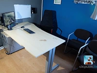 Set kantoorbenodigdheden inclusief computerapparatuur