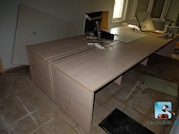 Set kantoormeubilair met beeldscherm