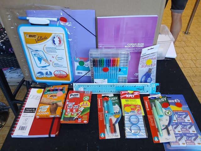 Set kantoor/schoolmateriaal - afbeelding 1 van  1