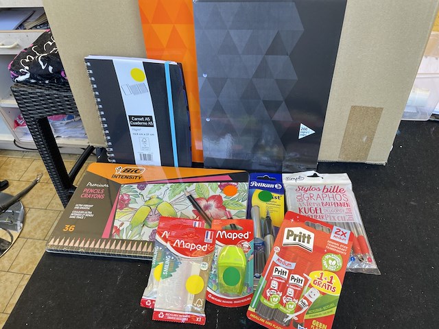 Set kantoor/schoolmateriaal - afbeelding 1 van  1