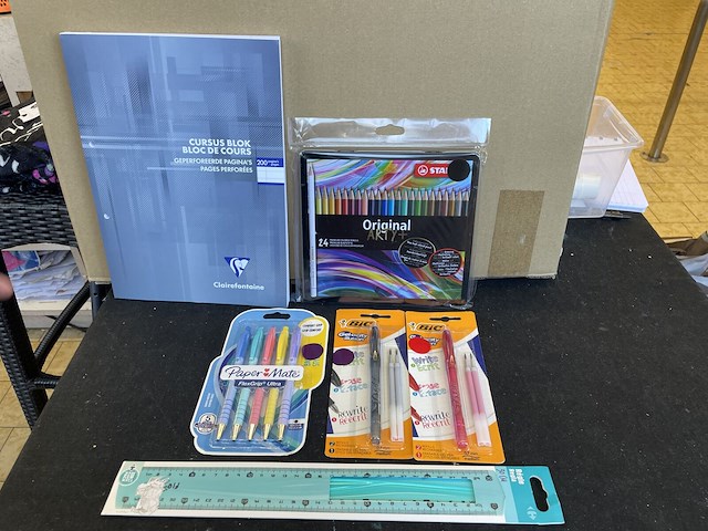 Set kantoor/schoolmateriaal - afbeelding 1 van  1