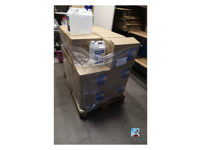 Set met flessen gedemineraliseerd water - afbeelding 1 van  4