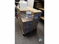 Set met flessen gedemineraliseerd water