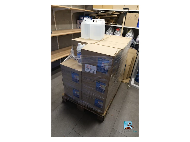 Set met flessen gedemineraliseerd water - afbeelding 2 van  4