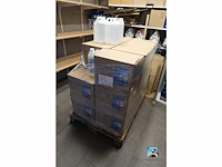 Set met flessen gedemineraliseerd water - afbeelding 2 van  4
