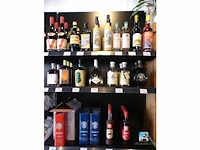 Set met flessen sterke drank en likeuren - afbeelding 1 van  12
