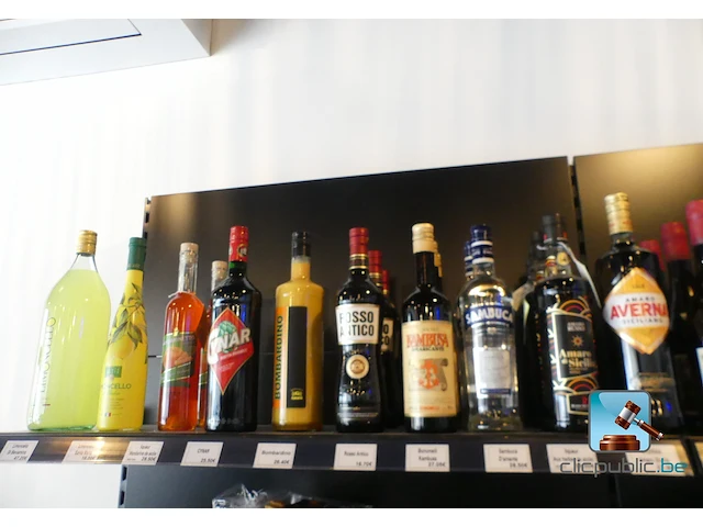 Set met flessen sterke drank en likeuren - afbeelding 2 van  12