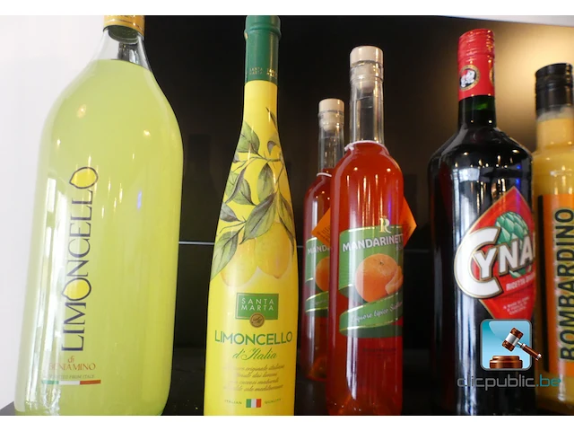 Set met flessen sterke drank en likeuren - afbeelding 3 van  12