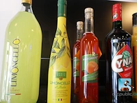 Set met flessen sterke drank en likeuren - afbeelding 3 van  12