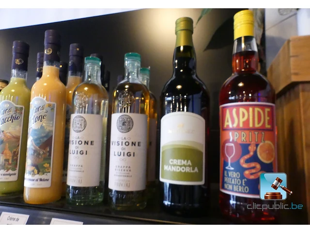 Set met flessen sterke drank en likeuren - afbeelding 8 van  12