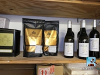Set met flessen wijn en dozen thee