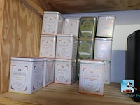 Set met flessen wijn en dozen thee - afbeelding 8 van  10