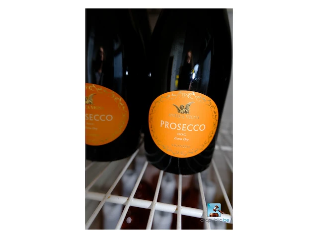 Set met flessen wijn, prosecco en limonade - afbeelding 2 van  9