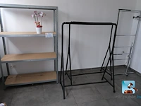 Set met kledingrekken en een plank