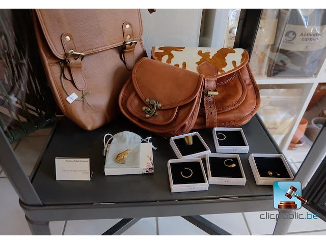 Set met tassen en sieraden - afbeelding 1 van  9