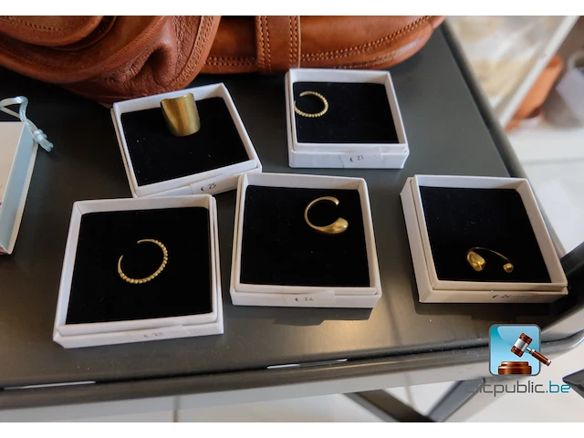 Set met tassen en sieraden - afbeelding 2 van  9