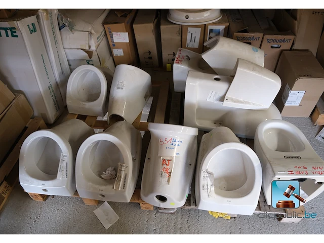 Set met urinoirs en toiletten - afbeelding 1 van  9