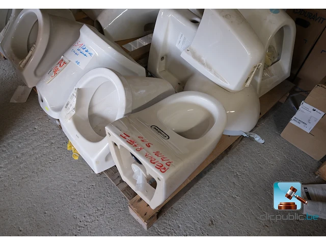 Set met urinoirs en toiletten - afbeelding 2 van  9