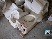 Set met urinoirs en toiletten - afbeelding 2 van  9