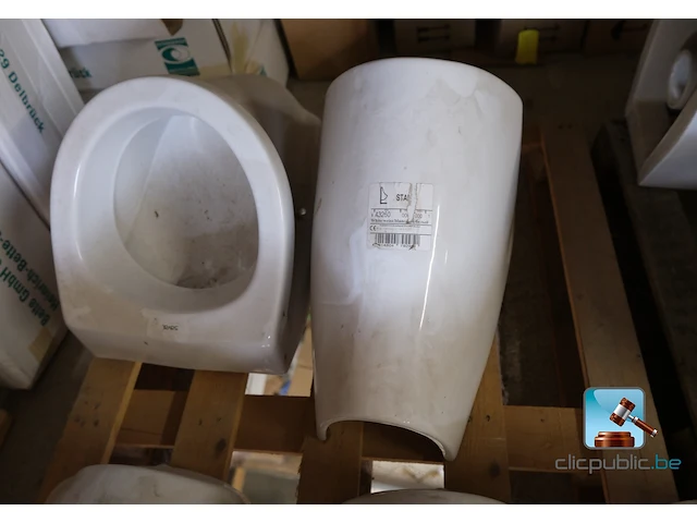 Set met urinoirs en toiletten - afbeelding 7 van  9