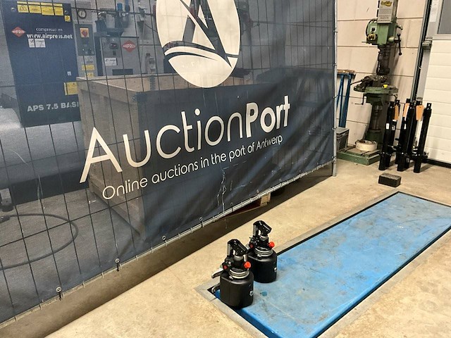 Set olieresevoirs voor kipper - afbeelding 1 van  1