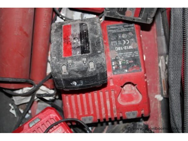 Set opladers - milwaukee - diverse modellen set batterijen - milwaukee - afbeelding 2 van  2